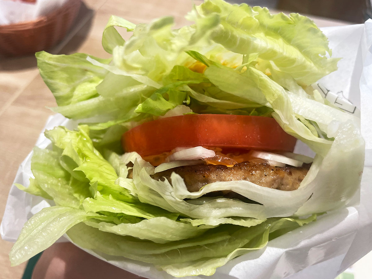 ▲バンズの代わりにレタスで包んだモスの菜摘（モス野菜）