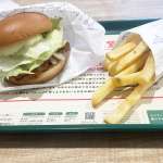 ▲てりやきチキンバーガーならポテトMをつけてもOK！ ［食楽web］