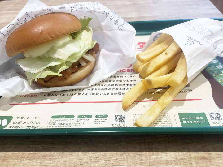 ▲てりやきチキンバーガーならポテトMをつけてもOK！ ［食楽web］