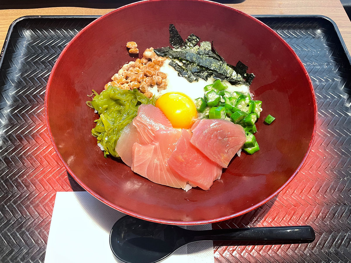 ▲石本氏のイチオシメニュー「大戸屋ばくだん丼」1000円、516kcal