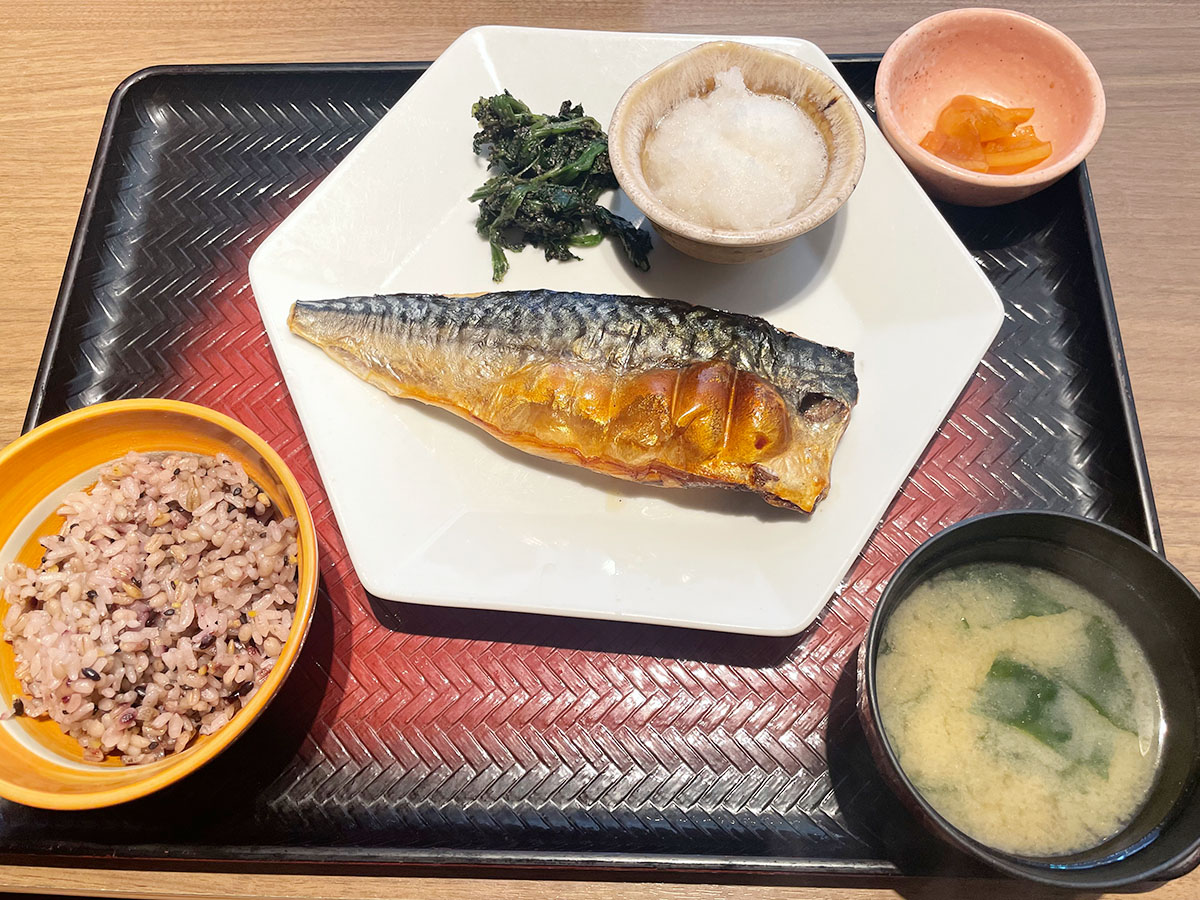 ▲ビッグサイズのさば半身を使用した「さばの炭火焼き定食」990円