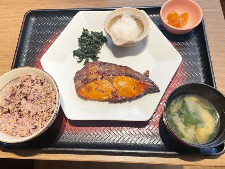 ▲「沖目鯛の醤油こうじ漬け炭火焼き定食」1290円　*五穀ごはんをチョイス