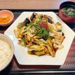 ▲「茄子と豚肉のコク旨味噌炒め定食」。野菜モリモリで良さげだけど……