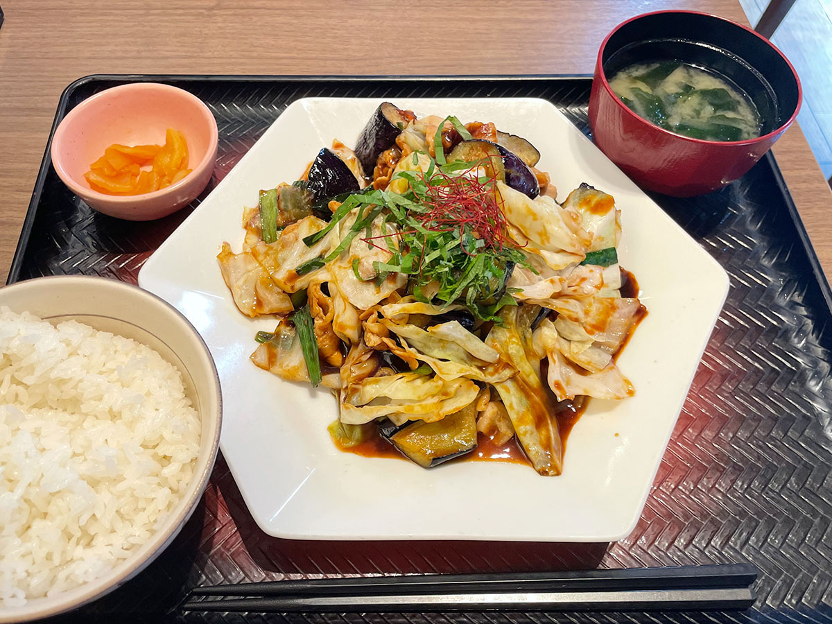 ▲「茄子と豚肉のコク旨味噌炒め定食」。野菜モリモリで良さげだけど……