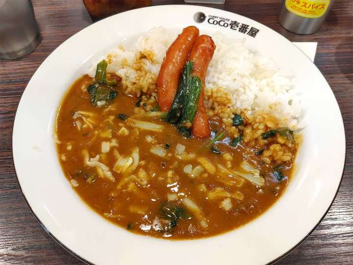 ▲1,112円（ポークカレー591円＋ソーセージ2本158円＋ハーフほうれん草121円＋チーズ242円／税込）