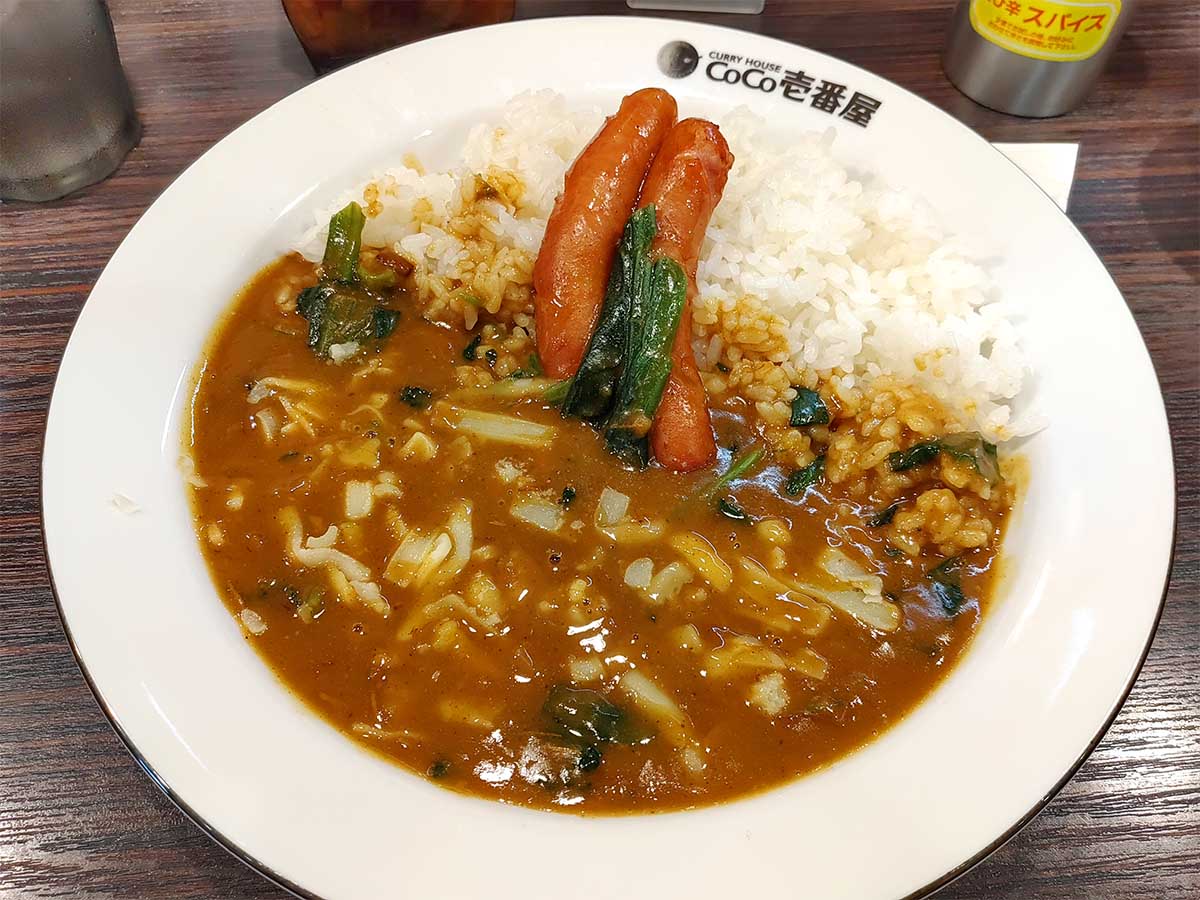 ▲1,112円（ポークカレー591円＋ソーセージ2本158円＋ハーフほうれん草121円＋チーズ242円／税込）