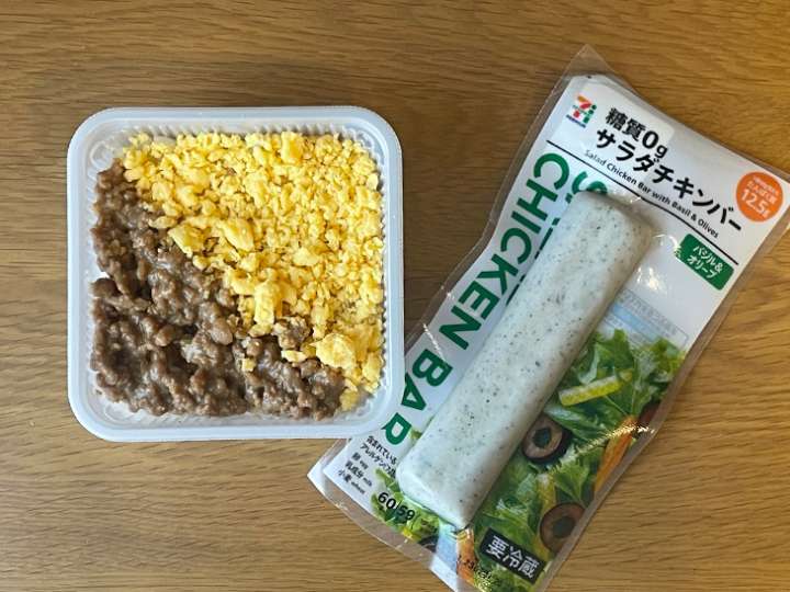 ▲ミニ弁当にサラダチキンをつけ、高たんぱくランチにカスタマイズ