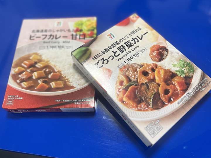 ▲セブンプレミアム商品の「ビーフカレー甘口」と「ごろっと野菜カレー」