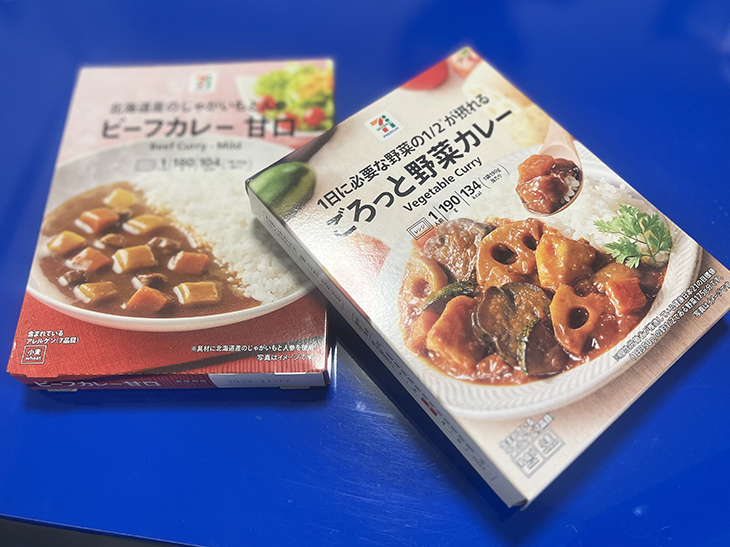 ▲セブンプレミアム商品の「ビーフカレー甘口」と「ごろっと野菜カレー」