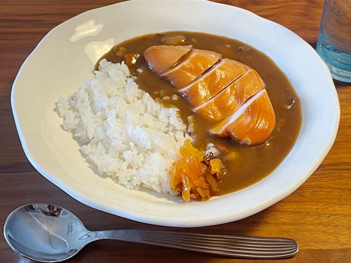 ▲サラダチキンをカツに見立てた石本流「貧乏カツカレー」。結構美味しそうでしょ？