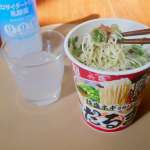 ▲例えばカップラーメン「だるま」にゼロサイダー。さらにたんぱく質のサラダチキンなどを組み合わせるとバランスいい食事に