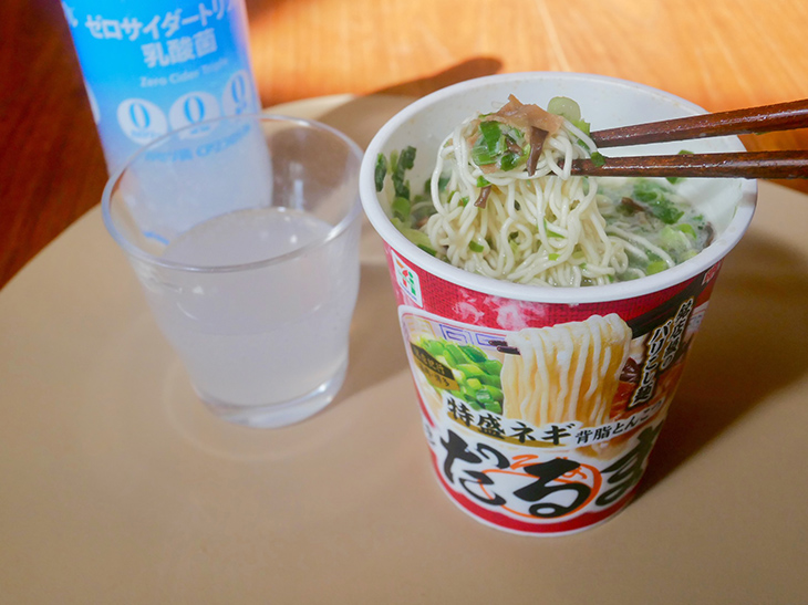 ▲例えばカップラーメン「だるま」にゼロサイダー。さらにたんぱく質のサラダチキンなどを組み合わせるとバランスいい食事に