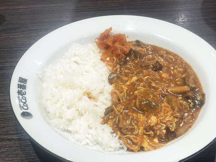 ▲石本的おすすめカレーはポークソースのチキンにこみカレーに、きのこトッピング（ごはん150g）