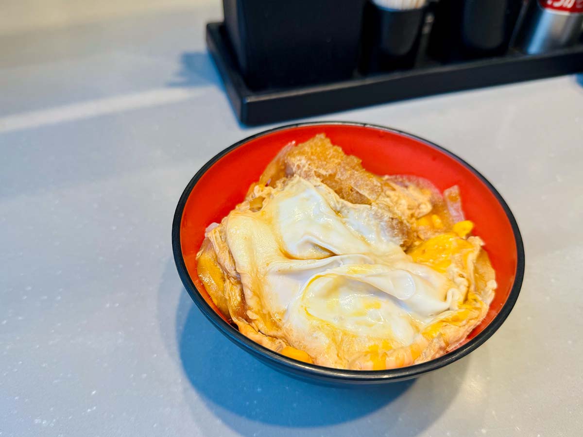 ▲ミニかつ丼を食べるなら、わかめそばがおすすめ