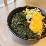 ▲わかめには意識して摂りたいマグネシウムが豊富。とり天をトッピングした例