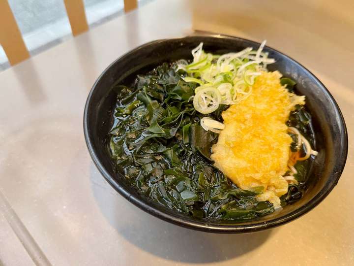 ▲わかめには意識して摂りたいマグネシウムが豊富。とり天をトッピングした例