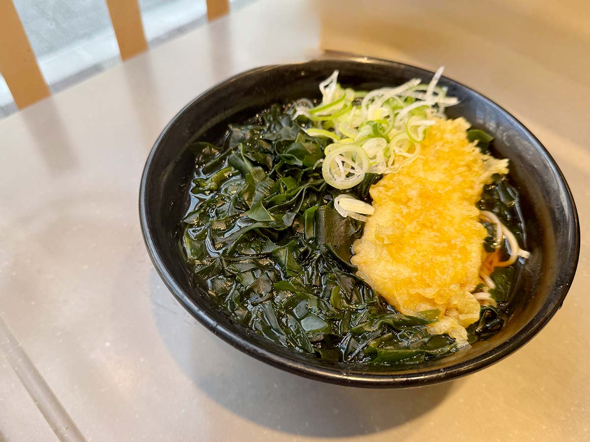 ▲わかめには意識して摂りたいマグネシウムが豊富。とり天をトッピングした例