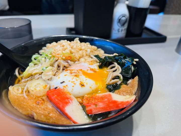 ▲人気のトッピングを盛り合わせた「特選富士そば」