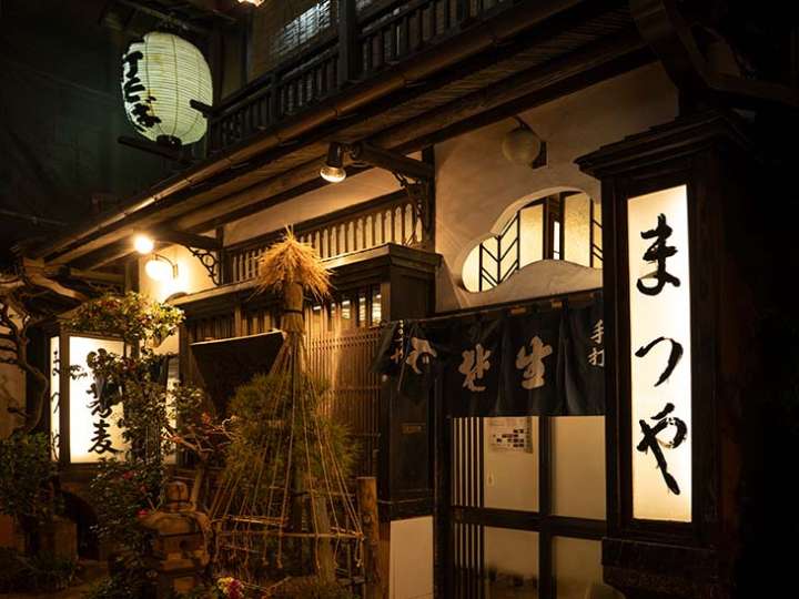 ▲明治17年創業。小説家・池波正太郎氏など著名人に愛された老舗の蕎麦屋。東京都選定歴史的建造物に指定された外観は夜も情緒たっぷり