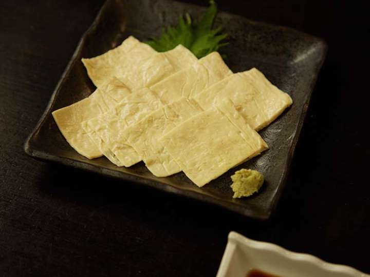 ▲「ゆばわさび」880円。日光から取り寄せた湯葉を使用。山葵醤油に負けない濃厚な味わいにお酒が進む