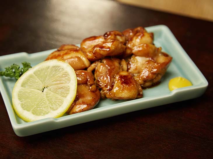 ▲「焼鳥」1045円。大ぶりの肉にかえしを使った甘辛のタレが絡み、一度食べるとやみつきになると評判の一皿