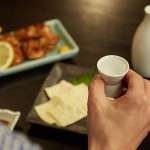 ▲旨いツマミとともに、父との思い出が重なるぬる燗の酒をちびり、ちびり