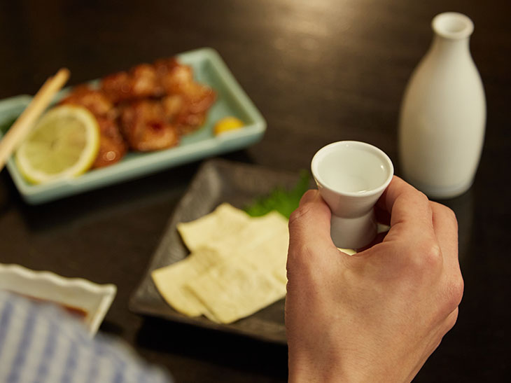 ▲旨いツマミとともに、父との思い出が重なるぬる燗の酒をちびり、ちびり