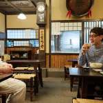 ▲世代を超えて通う神田まつやの店主・小高孝之さんとの話が尽きない