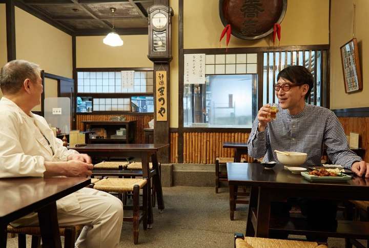▲世代を超えて通う神田まつやの店主・小高孝之さんとの話が尽きない