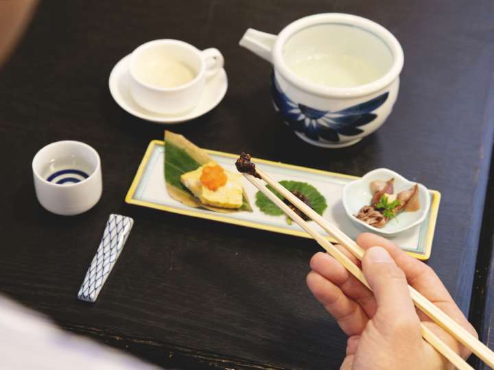 ▲夜にお酒を飲む人には季節替わりのお通し（900円〜）が付く。この日は卵焼き、そば味噌、ホタルイカ。そして和栗のポタージュ