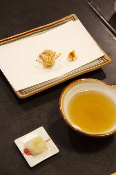 ▲まずはエビの手とミソがやってくる……天ぷら専門店のようなおもてなし