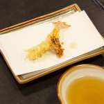 ▲天ぷらは綿実油と太白胡麻油で揚げる。こちらは満を持してやってきたエビとエビの頭