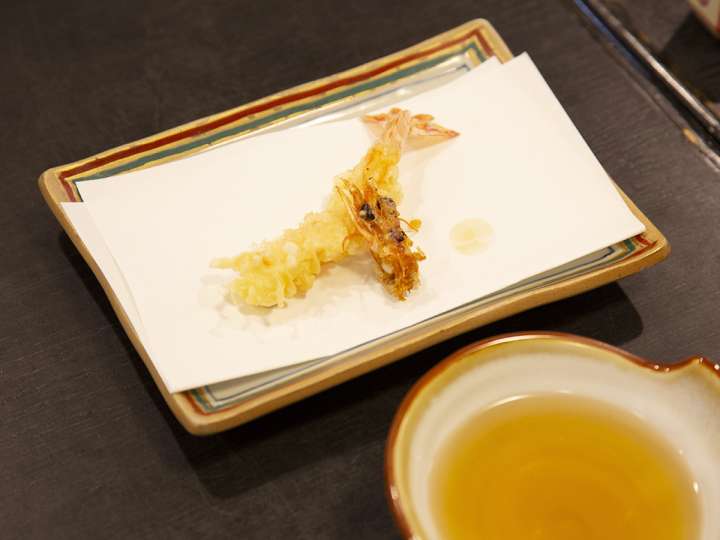 ▲天ぷらは綿実油と太白胡麻油で揚げる。こちらは満を持してやってきたエビとエビの頭