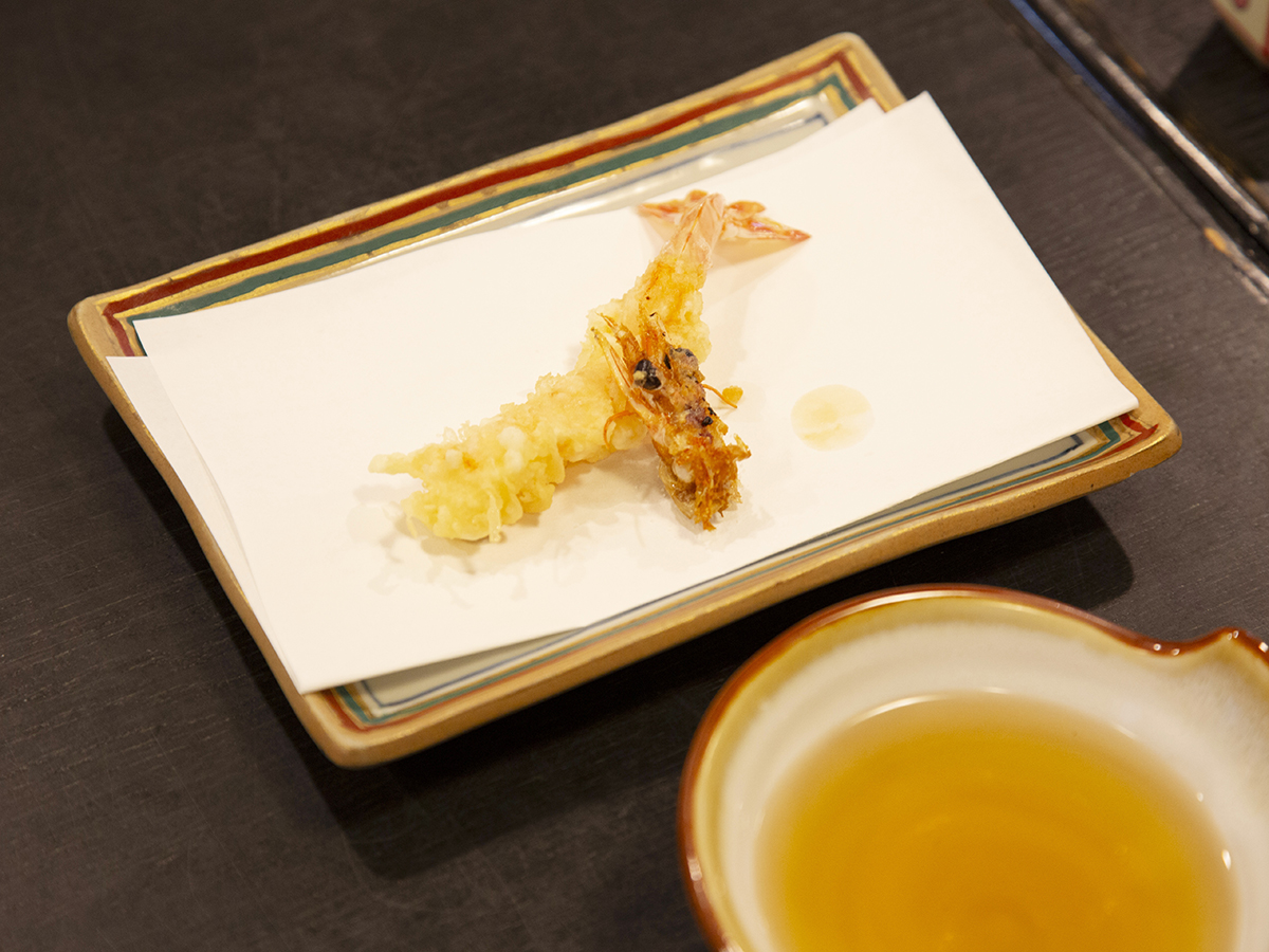 ▲天ぷらは綿実油と太白胡麻油で揚げる。こちらは満を持してやってきたエビとエビの頭