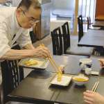 ▲店主・小野寺さん。お客さんの食べるペースを見て出してくれる気遣いが嬉しい