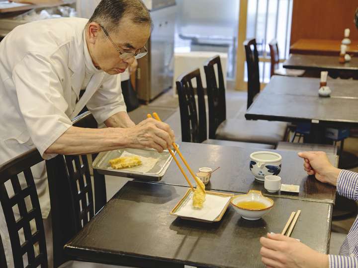 ▲店主・小野寺さん。お客さんの食べるペースを見て出してくれる気遣いが嬉しい