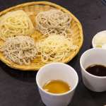 ▲名物の「二色盛り」(1,100円)は、生粉打ちの並そばと変わりそば(蕎麦切)の2種盛り