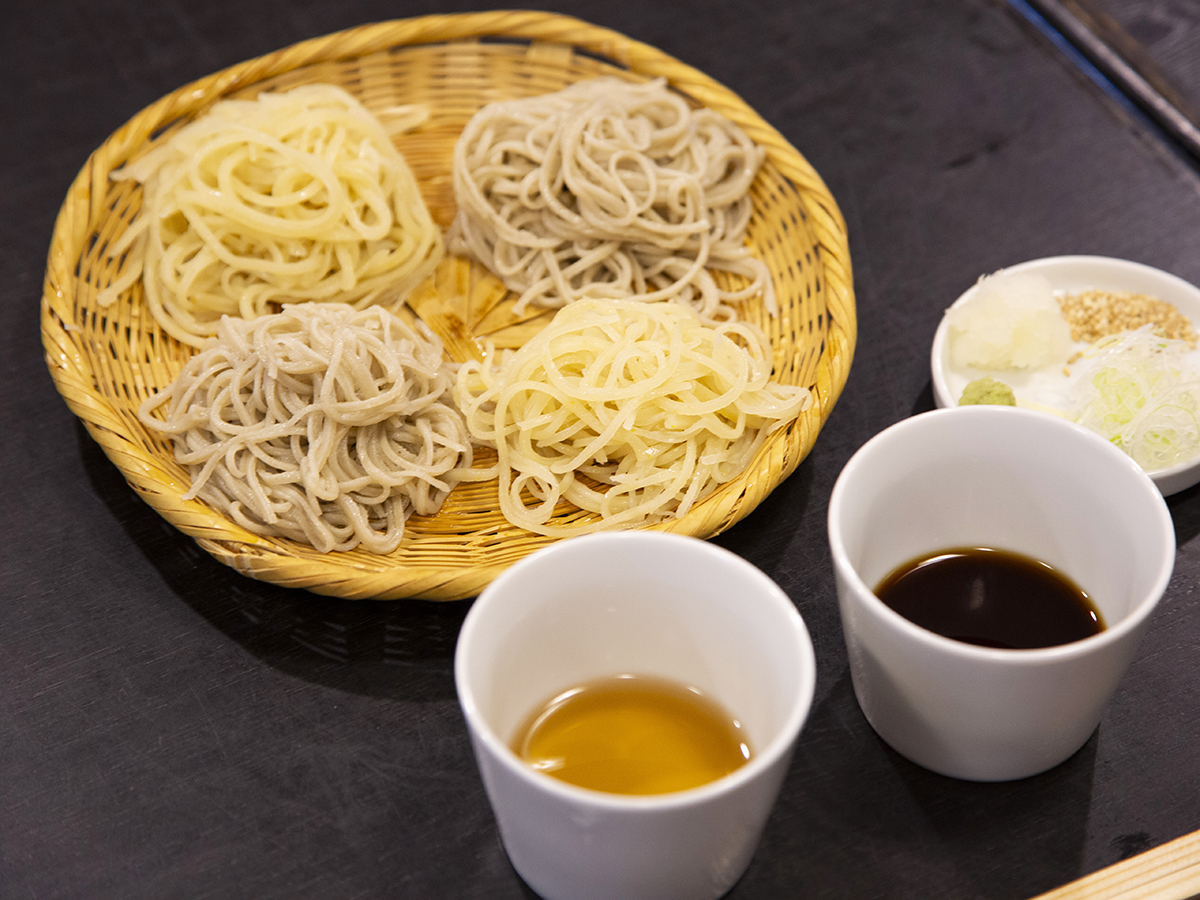▲名物の「二色盛り」（1,100円）は、生粉打ちの並そばと変わりそば（蕎麦切）の2種盛り