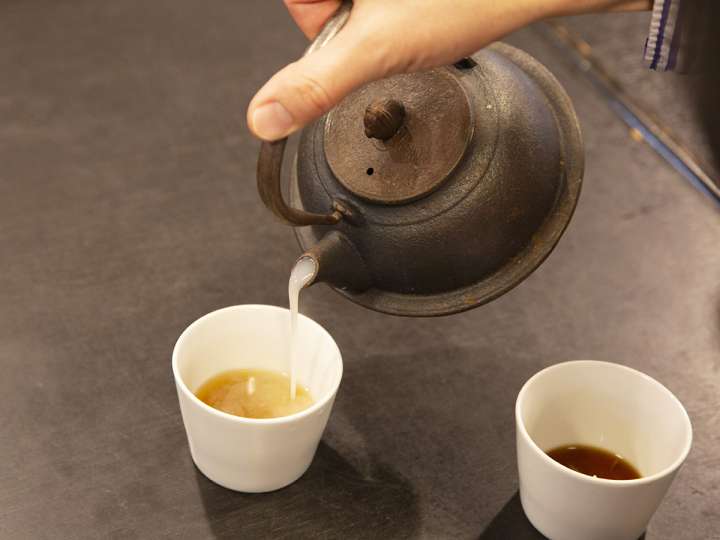 ▲鉄瓶で出てくるそば湯は濃厚でそのままでも旨い