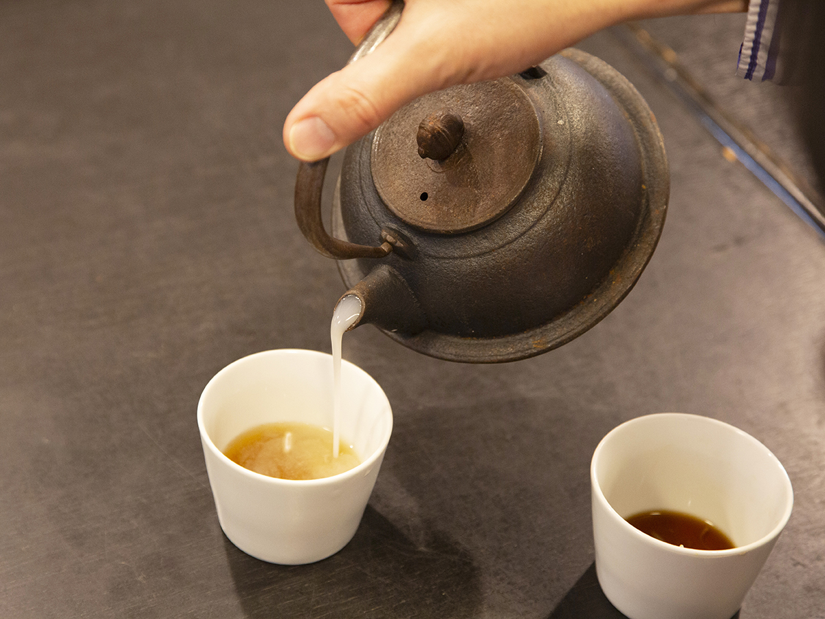 ▲鉄瓶で出てくるそば湯は濃厚でそのままでも旨い