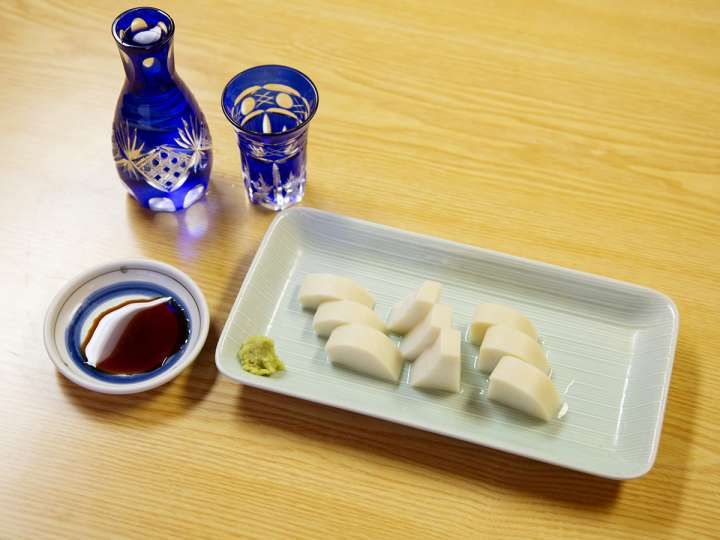 ▲「板わさ」と「菊正宗(1合)」。共に700円
