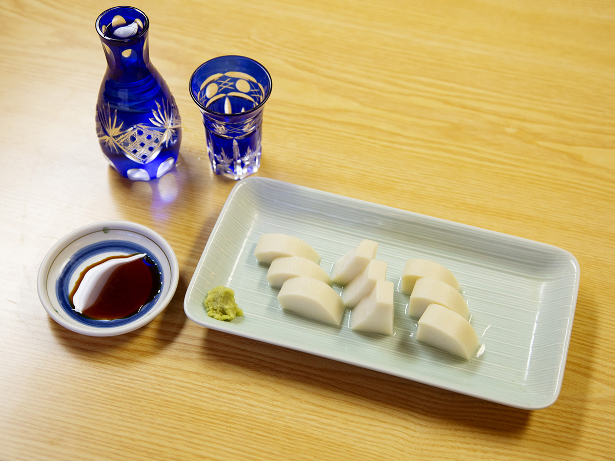 ▲「板わさ」と「菊正宗(1合)」。共に700円