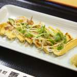 ▲「油揚げパリパリ焼き」700円。夜のみのつまみ。地元神田の豆腐屋さんの油揚げを使っている