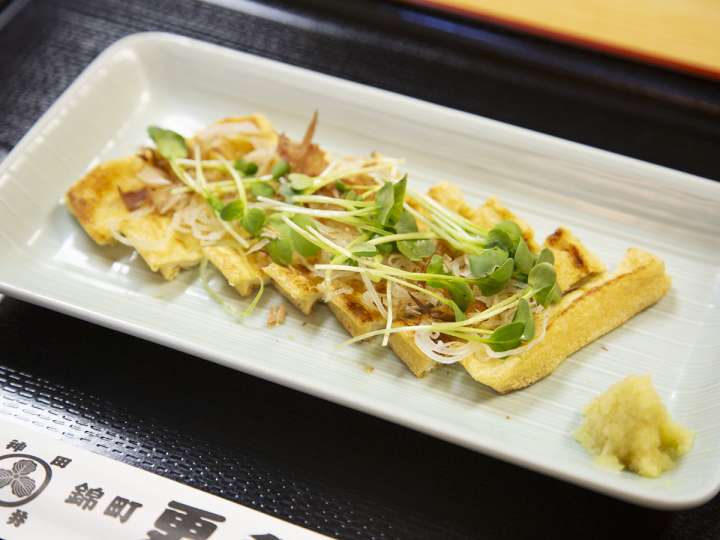 ▲「油揚げパリパリ焼き」700円。夜のみのつまみ。地元神田の豆腐屋さんの油揚げを使っている