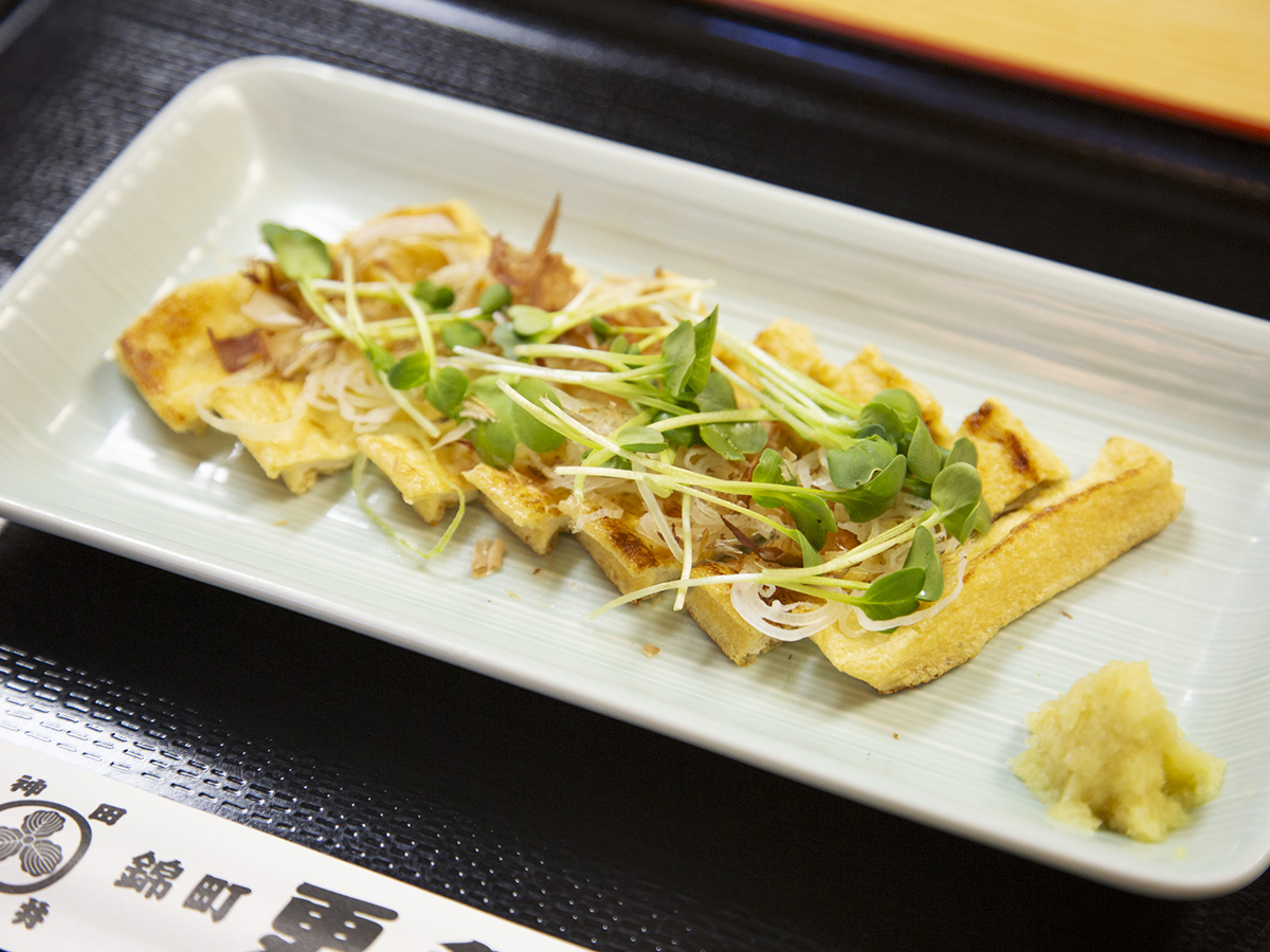 ▲「油揚げパリパリ焼き」700円。夜のみのつまみ。地元神田の豆腐屋さんの油揚げを使っている