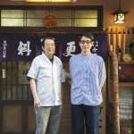 ▲江戸の蕎麦文化に精通する四代目店主・堀井市朗さんと店先で
