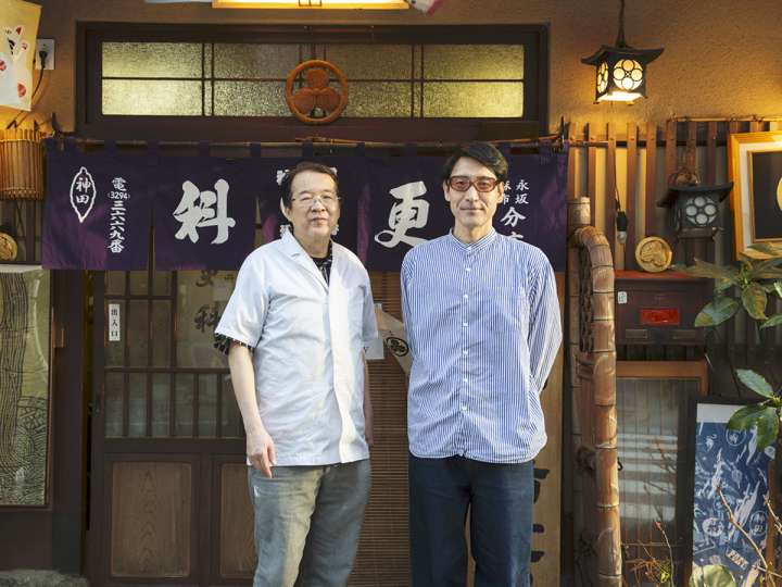 ▲江戸の蕎麦文化に精通する四代目店主・堀井市朗さんと店先で