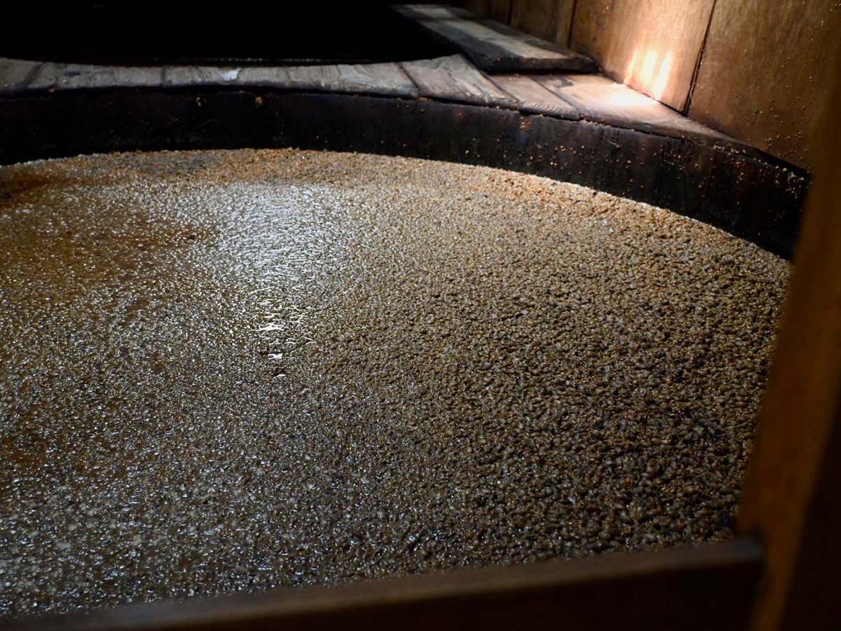 ▲仕込み桶で熟成されるもろみ