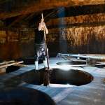 ▲仕込み桶で醸されるもろみは、発酵の度合いに合わせて人の手で底から撹拌する。重労働だ