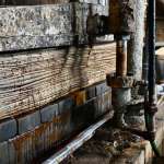 ▲麻袋にもろみを詰めて圧搾